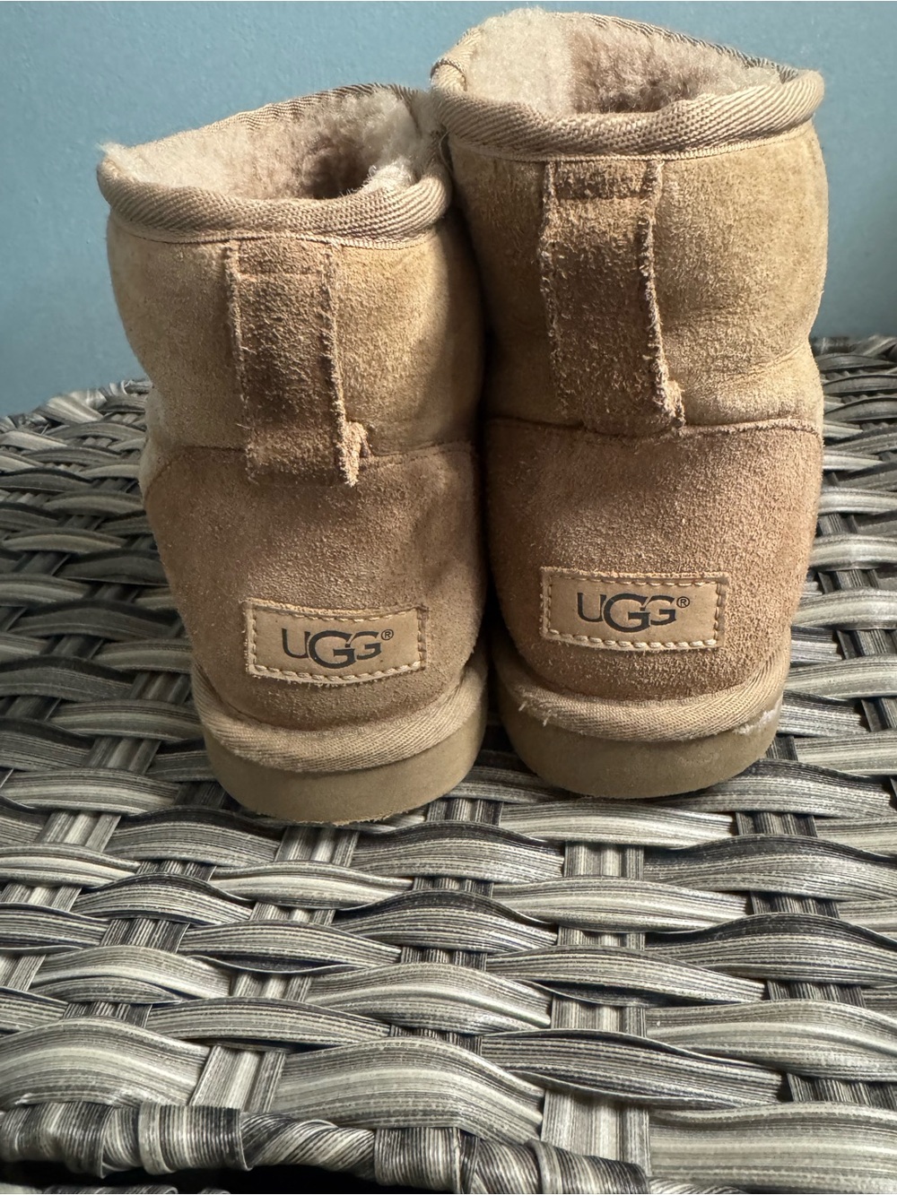 EUC UGG Womens Suede Sheepskin Classic Short Boot Sand 9